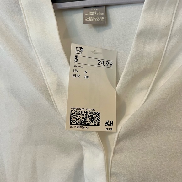 NWT H&M White V-Neck Blouse (Size US 6) - Picture 2 of 4